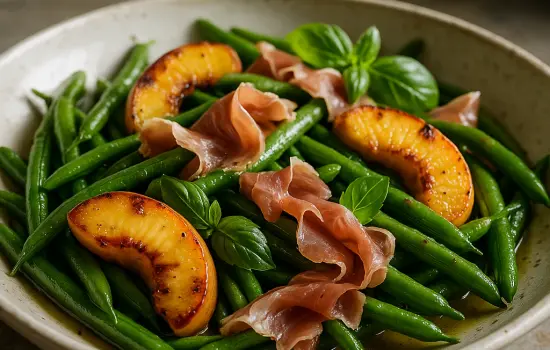 Salade de haricots verts, pêches rôties et jambon cru